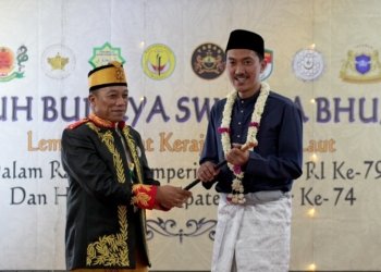 Bupati Kabupaten Banjar Terima Tongkat Dari Lembaga Adat Kerajaan Pulau Laut