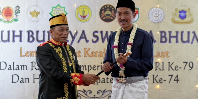 Bupati Kabupaten Banjar Terima Tongkat Dari Lembaga Adat Kerajaan Pulau Laut