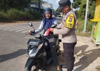 Polres Bintan Bagikan Bendera Merah Putih Gratis Sambut HUT RI ke-79