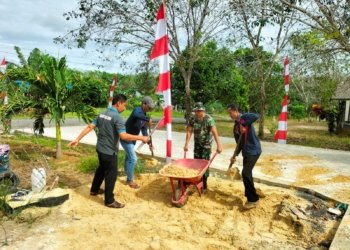 Pererat Tali Silaturahmi, TNI Ikuti Gotong Royong Bersama Warga Sumber Makmur