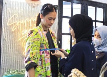 Paula Istri Baim Wong Puji Karya Kerajinan Sasirangan Dekranasda Banjarbaru, 25 ribu UMKM Kantongi Omset 4Miliar!