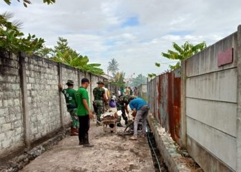 Babinsa Jajaran Koramil Liang Anggang Bersama Aparat Pemerintah dan Warga Gelar Pembersihan Lingkungan