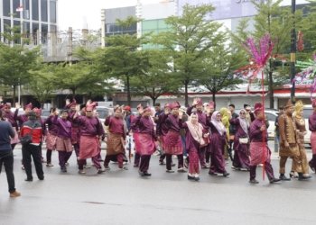 Kota Batam Gelar Pawai Pembangunan HUT RI ke-79 Diikuti Oleh 8.000 Peserta