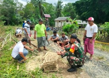 Anggota TNI Sungai Loban Bantu Persiapan Upacara Ngaben di Desa Kerta Buwana