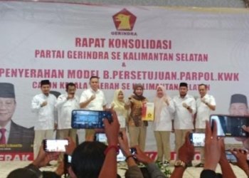 Hj Erna Lisa Halaby Terima SK Model B1-KWK Dari Partai Gerindra Diserahkan Hj Mariana