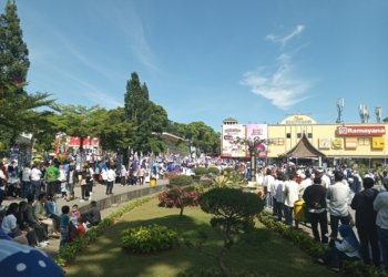 Ribuan Pendukung Padati Jam Gadang Antar Ramlan-Ibnu Daftar ke KPU Bukittinggi