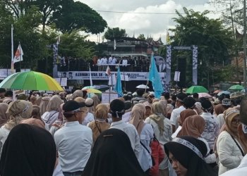 Sambil Nyanyikan Yel-yel, Warga Bukittinggi Hadiri Pendaftaran Erman Syafar dan Heldo Aura ke KPU