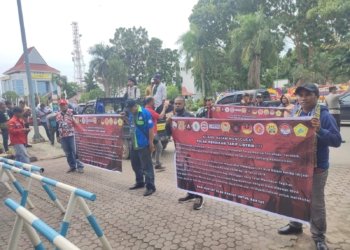 ABM Protes Kenaikan Tarif Listrik di Depan Kantor PLN Batam