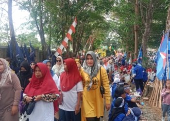 Sambut Lisa-Wartono, Ratusan Masyarakat Padati Kantor KPU Banjarbaru
