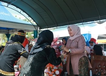 Penuh Semangat, Ketua TP PKK Kabupaten Kotabaru Saksikan Karnaval Tahunan Hingga Selesai