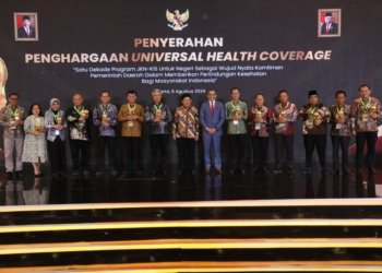 Menko Bidang Pembangunan Manusia dan Kebudayaan RI Serahkan Penghargaan Kepada Kabupaten Banjar