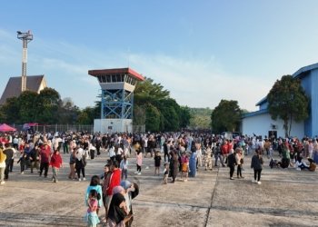 Ribuan Warga Tanah Bumbu Serbu Bandara Bersujud, Ada Apa?