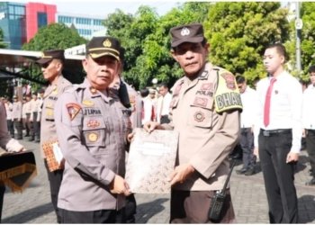 Kabag OPS Polresta Manado Berikan Penghargaan Kepada Satker dan Personel Berprestasi