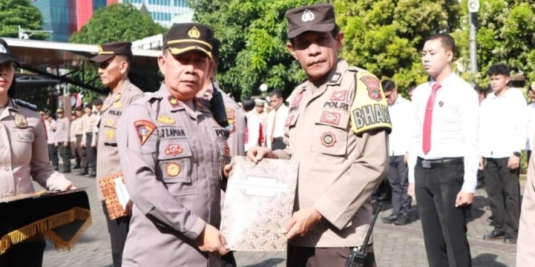 Kabag OPS Polresta Manado Berikan Penghargaan Kepada Satker dan Personel Berprestasi