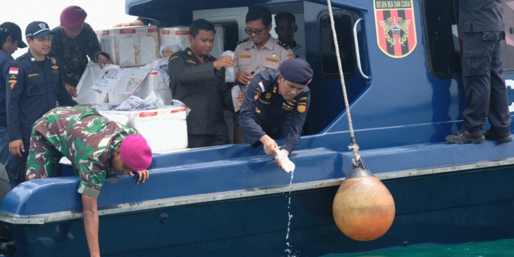 250.000 Benih Lobster Hasil Sitaan Dilepas