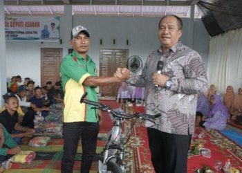 Bupati Asahan Serahkan Pakaian dan Perlengkapan Kerja THL Dinas Lingkungan Hidup Kabupaten Asahan