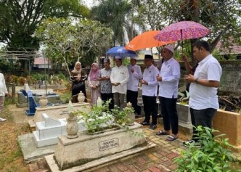 Haji Fani dan Habib Taufan Ziarah ke Makam Panitia Penuntut Terbentuknya Kabupaten Tabalong