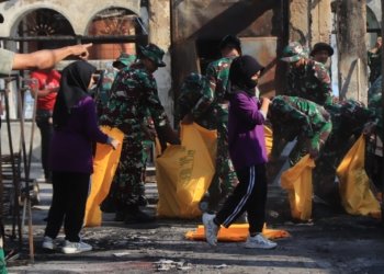 Gelar Karya Bakti, Kodim 1006/Banjar Bersihkan Fasum Kawasan Pasar Batuah Martapura