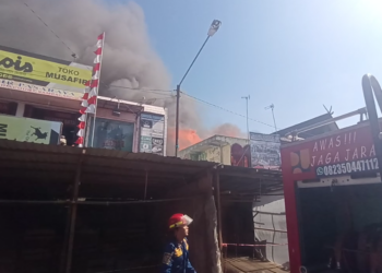 Toko Musafir Pasaraya Martapura Terbakar, Wanita Ditemukan Pingsan Terjebak Di Toilet 
