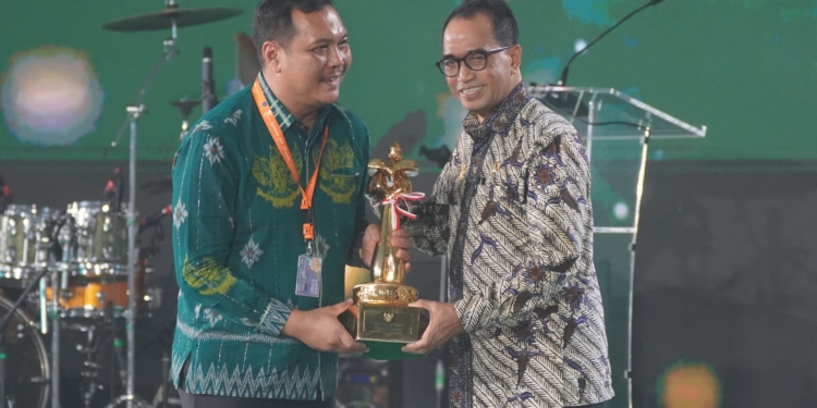 Wali Kota Banjarbaru Terima Penghargaan Hingga Hatrick