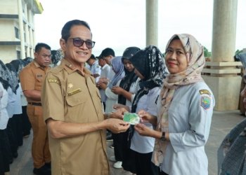 Sekda Kotabaru Serahkan BPJS Ketenagakerjaan Untuk Puluhan Tenaga THL