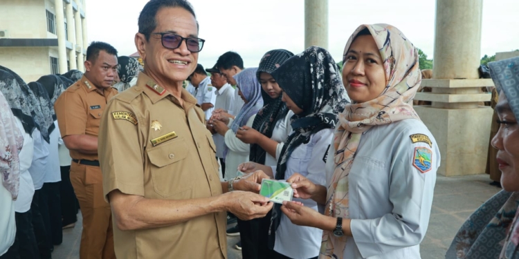 Sekda Kotabaru Serahkan BPJS Ketenagakerjaan Untuk Puluhan Tenaga THL