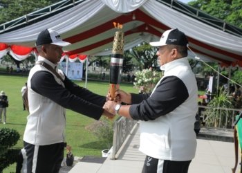 Wakil Bupati Asahan Terima Obor Api PON XXI Aceh-Sumut 2024.