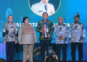Menteri LHK Anugerahkan Walikota Aditya Green Leadership Nirwasita Tantra!