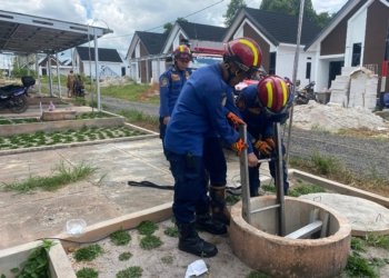 DPKP Kabupaten Banjar Bantu Warga Ambil Kunci Yang Jatuh Di Sumur Resapan