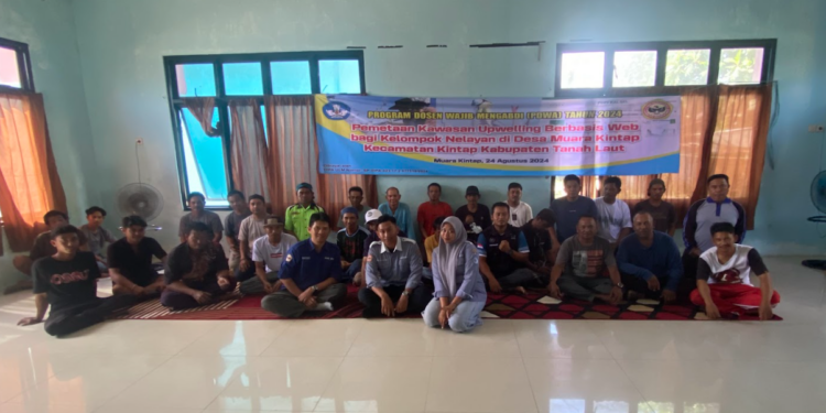 Puluhan Nelayan di Muara Kintap Belajar Operasikan Peta Berbasis Web Lewat Program Dosen Wajib Mengabdi ULM