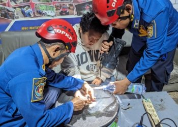 Anggota DPKP Kabupaten Banjar Bantu Warga Lepas Cincin