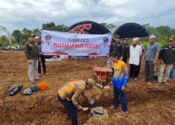 H Kaspul Anwar Letakan Batu Pertama untuk Kantor Desa Sarigadung yang Baru