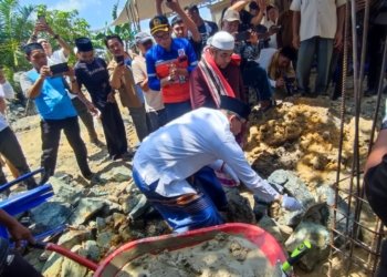 Cabup Tanbu, Andi Rudi Latif, Letakkan Batu Pertama Pembangunan Masjid di Desa Hidayah Makmur