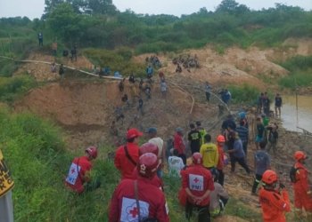 PMI Kabupaten Banjar Bersama Relawan Gabungan Masin Melakukan Pencarian Korban Tertimbun Tanah