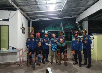 Anggota DPKP Kabupaten Banjar Amankan Ular Di Murung Pelabuhan