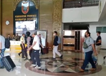 KPK Tinggalkan Kantor Gubernur Bawa Ini