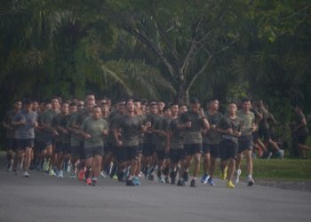 Danrem Antasari Didampingi Dandim Banjar Olahraga Bersama Dengan Prajurit Batalyon 623