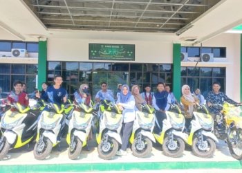 Tingkatkan Pelayanan, Dinsos Tanbu Serahkan 16 Unit Motor Operasional Ke Karyawan