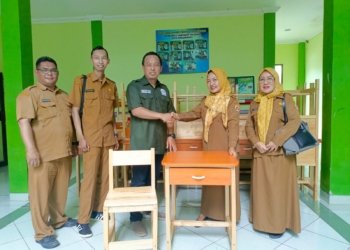 Anggota DPRD Banjarbaru HM Fauzan Serahkan Bantuan Meja Kursi ke SDN 2 Loktabat Selatan