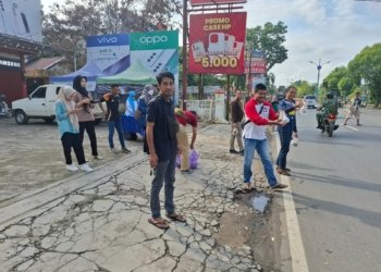 Karyawan PT Baramarta Perseroda Kembali Bagikan Nasi Jumat Berkah