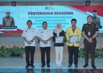 Pemerintah Kabupaten Asahan menyerahkan Beasiswa Bagi Mahasiswa Berprestasi dari Keluarga Tidak Mampu