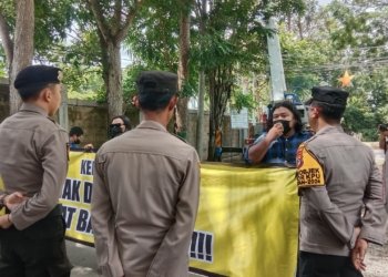 FRI Sambangi Kantor KPU Banjarbaru Berdemonstrasi
