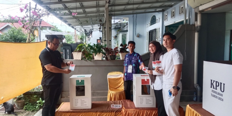 Gunakan Hak Pilihnya, Lisa Halaby Coblos di TPS 026