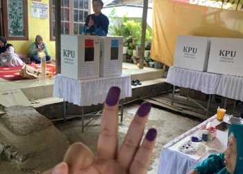 Pendukung H Fani Celupkan Tiga Jari Ke Tinta