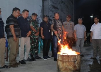 Bupati Asahan Saksikan Pemusnahan Surat Suara Tidak Terpakai