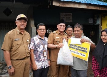 Bupati Kotabaru Sayed Ja’far Alaydrus Bagikan Bantuan Sekaligus Tinjau Korban Kebakaran