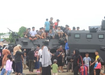 Kopassus Latihan Terjun Payung di Bandara Bersujud, Dandim Tanbu: ‘Bersinergi dengan Jhonlin Group