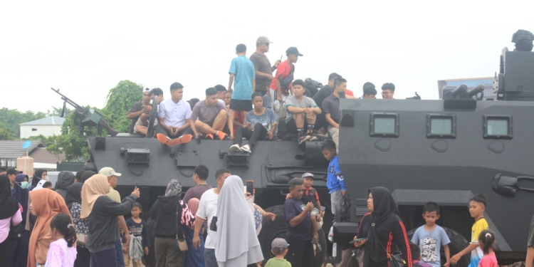 Kopassus Latihan Terjun Payung di Bandara Bersujud, Dandim Tanbu: ‘Bersinergi dengan Jhonlin Group