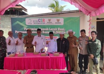 Baznas dan PT Jhonlin Group Salurkan Bantuan Bedah Rumah dan Sembako