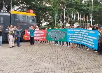 Puluhan Masa Dukung Putusan KPU Banjarbaru dan MK